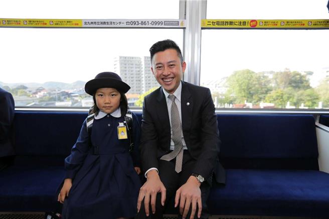 行政院近日宣布核定3件轨道建设的大型计画，前新竹市长林智坚（右）1日特别在脸书发文说，很遗憾大新竹轻轨的进度并没有在这次的核定中有重大进展。（陈育贤摄）