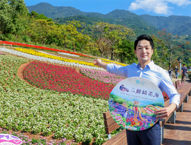 2024三层崎花海2月1日登场，臺北市长蒋万安一早赴北投社三层崎公园主持开幕仪式。他表示，坐落于北投社的三层崎花海是公园处利用GPS定位放样技术所打造出的独特地景花季，描绘出绝无仅有的大冠鹫地景。他也期望来赏花的民眾都能够带走满满福气，一起过个好年。（粘耿豪摄）