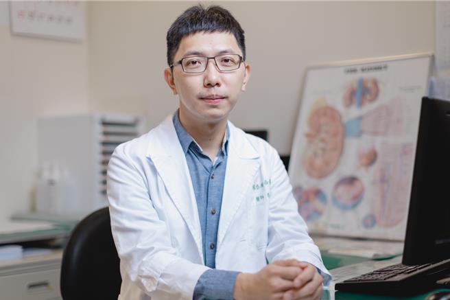 新竹国泰肾臟科医师李治中说，不少肾臟科专家都建议慢性肾臟病患者及早使用此类药物，或可推迟洗肾10年以上。（新竹国泰提供／王惠慧新竹传真）