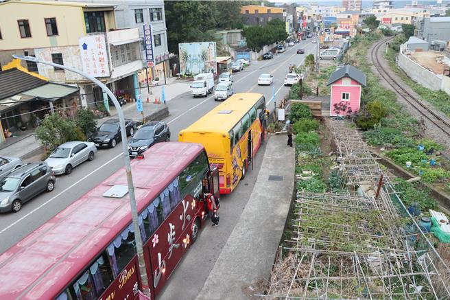 校方交通车只能暂停在台１３线道上，学生搭车险象环生。（苗栗县政府提供／李京升苗栗传真）
