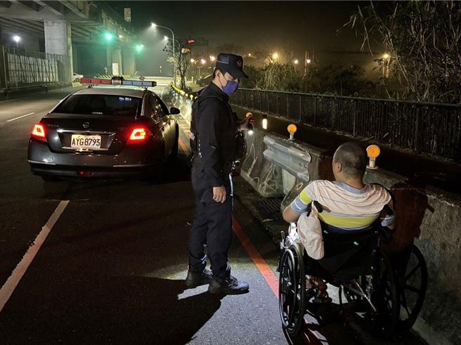 行动不便男子负气离家，警方寻获温柔安慰。(警方提供／吕筱蝉桃园传真)