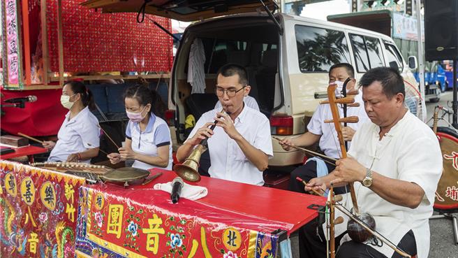 新竹县文化局规画6场充满东西方风情的新春音乐会，2月3日将由「新竹北埔八音团」和新竹在地铜好重奏团BRASSMEN同场演出《八音铜管交织闹新春》。（罗浚滨摄）