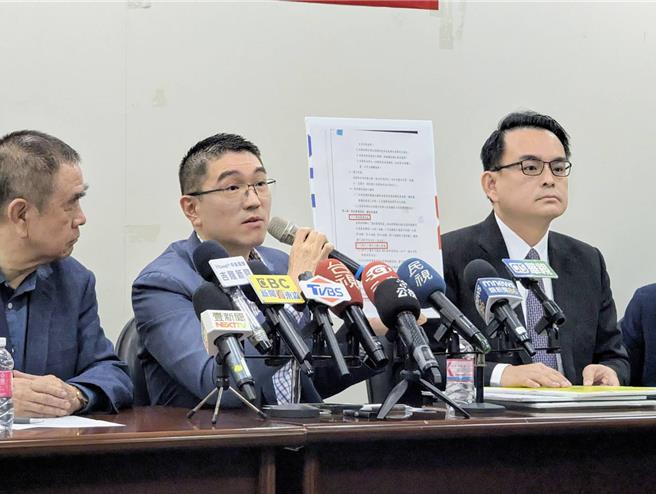 基隆市长谢国梁（中）与市府委任律师简荣宗（右）共同说明东岸停车场及东岸广场的相关争议。（张志康摄）