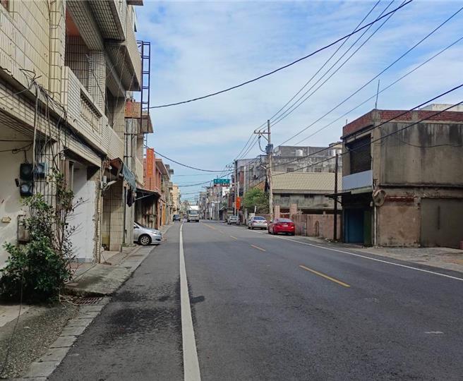 桃園市大園區竹圍要道禁大車通行仍頻傳違規，市府交通局會勘決議由原限速50降至40，並請警方加強取締。（市議員徐其萬提供／蔡明亘桃園傳真）