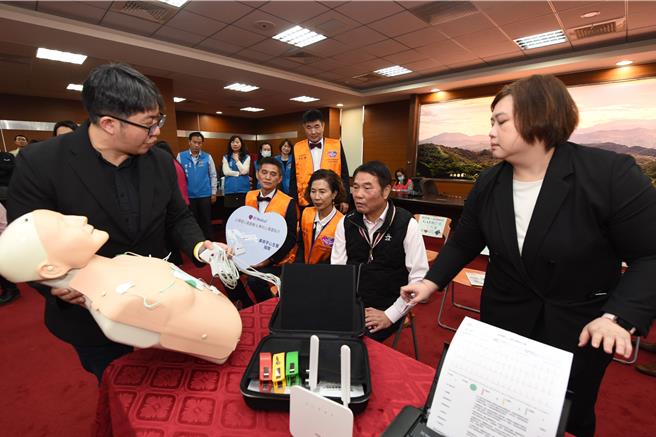 苗栗縣長鍾東錦聽取心電圖的作用。（苗栗縣政府提供／李京昇苗栗傳真）