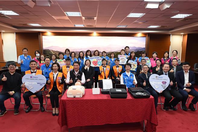 苗栗縣長鍾東錦等人合影留念。（苗栗縣政府提供／李京昇苗栗傳真）