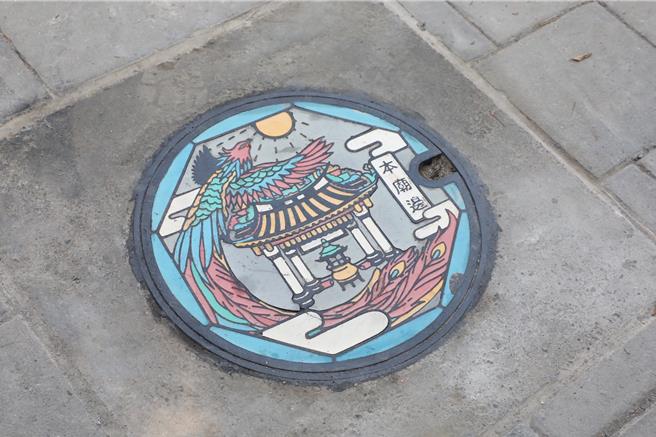 融合在地歷史與文化的特色汙水孔蓋。(台南市政府提供／曹婷婷台南傳真)