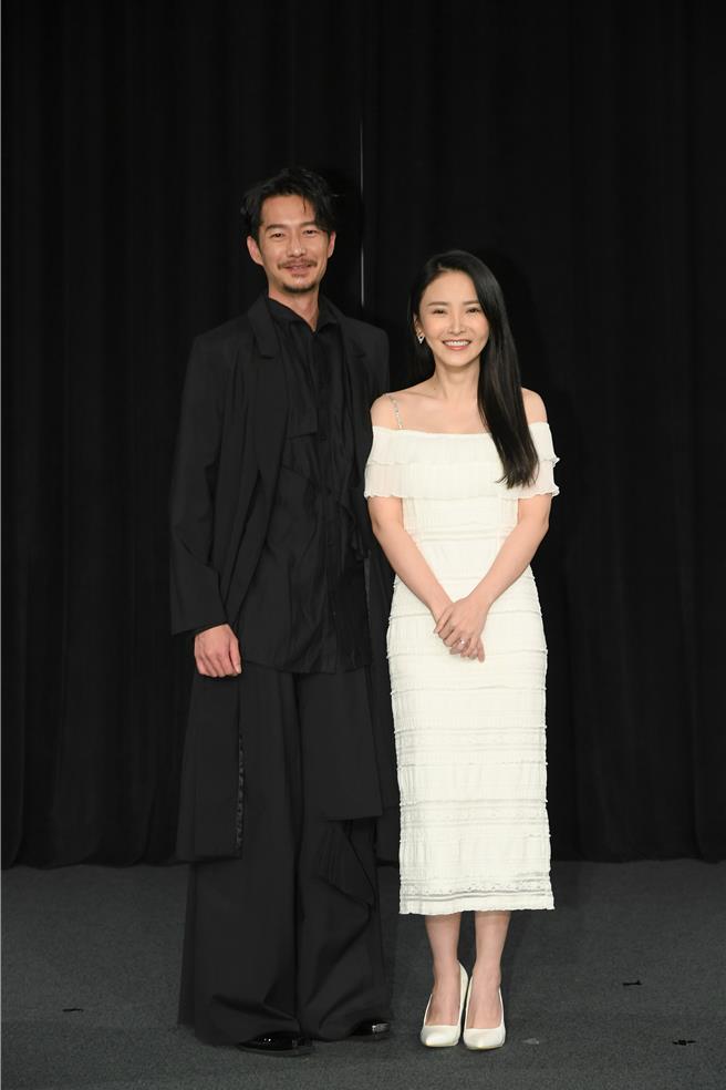 陈子玄出席戏剧首映，左为周咏轩。（三立提供）