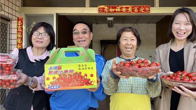 台南市盐水区农会1日举办番茄评鑑竞赛，最终由来自麻油寮的农民陈丽凤（右二）脱颖而出拿下冠军，令人惊喜的是，亚军则由她的丈夫吴乔汉（左二）抱回。（张毓翎摄）