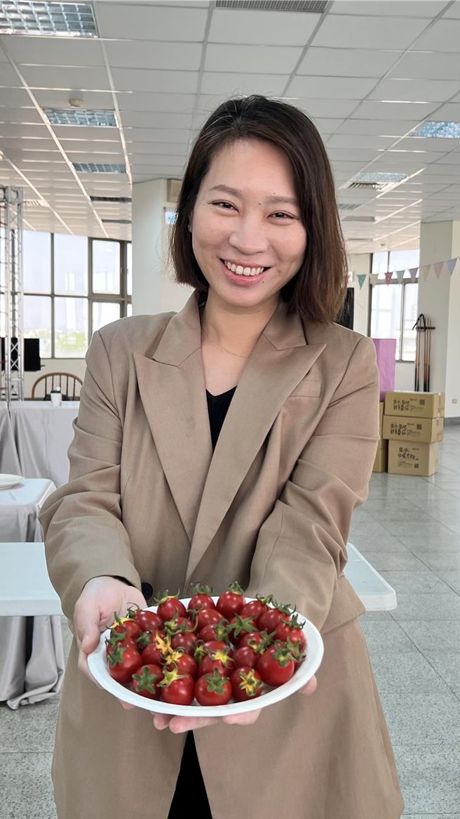 盐水区农会总干事邱子轩表示，希望透过评鑑比赛，鼓励农友增进栽培技术、互相学习，也将好品质的番茄推广给消费者们。（张毓翎摄）