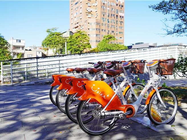 桃园市公共电辅自行车YouBike2.0E自今（1）日上路，并开放骑乘至双北市租还，新北市交通局提醒，YouBike2.0E禁行人行道。（新北市交通局提供）
