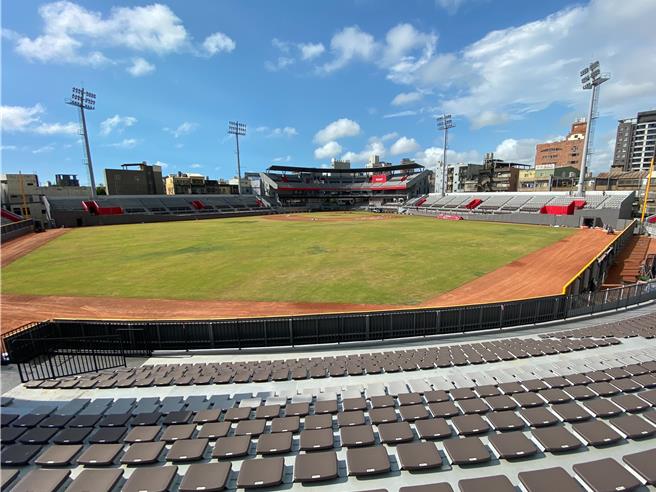 新竹市政府1月26日要求廠商5天內移除新竹棒球場過載覆土，但1日仍未見統包商有任何執行動作，今天下午宣布將接管自行移除。（陳育賢攝）