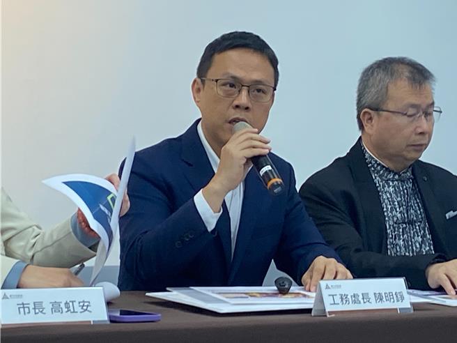 新竹市政府工務處長陳明錚（上）表示，最後5天的進場改善限期今天已正式逾期，卻未見統包商有任何願意執行的動作。（陳育賢攝）