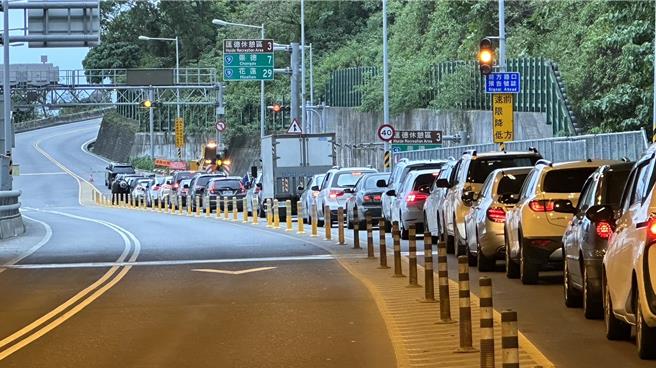 公路局东区养护工程分局预估，苏花路廊10日(初一)将出现南下最大车潮，今年也首次在崇德段试办高乘载可走大客车优先道，加速车辆通过。（王志伟摄）