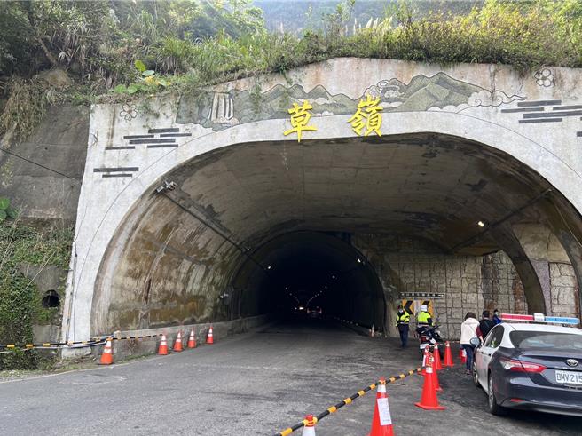 草嶺隧道口至青山坪農場全路段雙向禁停車。（雲林縣警局提供）