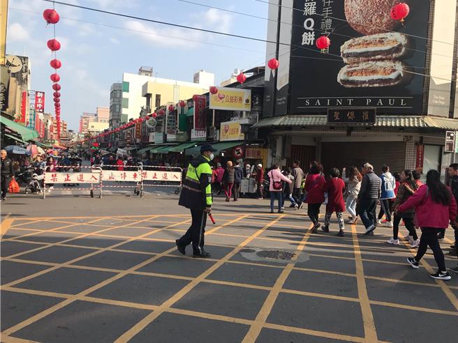 北港朝天宮大門、西側、北側、後方周邊各路口過年期間均實施交管。（雲林縣警局提供）