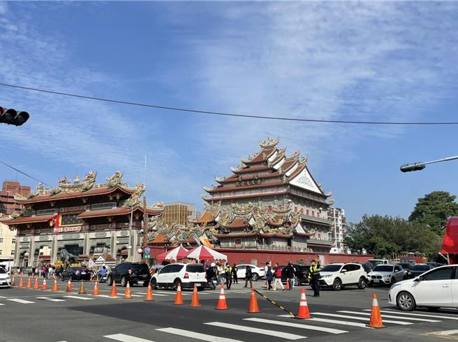 北港武德宮前華勝路南下車輛禁止左轉忠孝街，北上車輛可直接右轉進入財神廟，所有車輛均由後方公園路離開。（雲林縣警局提供）