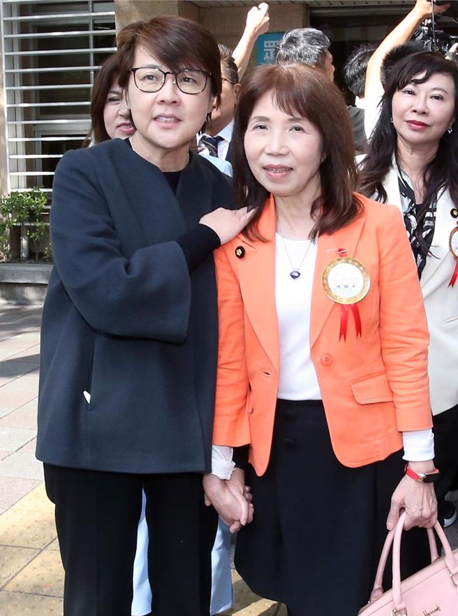 立法院长选举1日投票，民眾党不分区立委陈昭姿（右起）不慎投出无效票，事后民眾党立法院长候选人黄珊珊不断安慰对方，并强调这个疏失不会党纪处分。（范扬光摄）