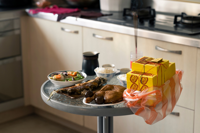 国历2月2、3日是送神好日子，民眾可准备甜点丶水果等祭拜，有机会迎来好福气。(示意图/shutterstock/达志)