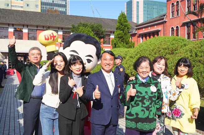 桃園二選區國民黨新科立委涂權吉1日在家人陪同下到立法院報到就職。（立委涂權吉提供／蔡明亘桃園傳真）