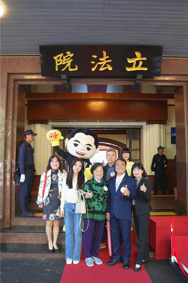 桃園二選區國民黨新科立委涂權吉1日在家人陪同下到立法院報到就職。（立委涂權吉提供／蔡明亘桃園傳真）