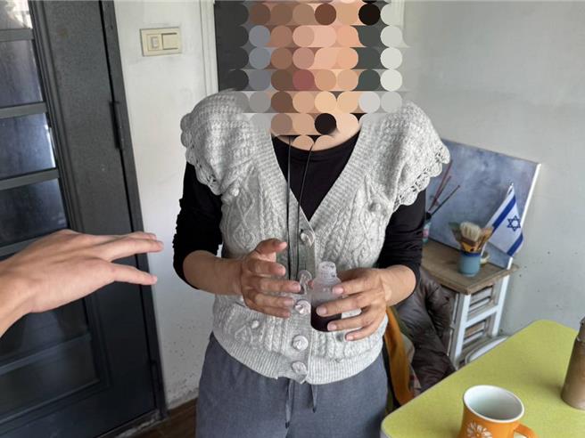 台南市警方1日持拘票到台北市将向石碑泼撒油脂的妇人逮捕，她到案称是种宗教祝福仪式。（读者提供／程炳璋台南传真）