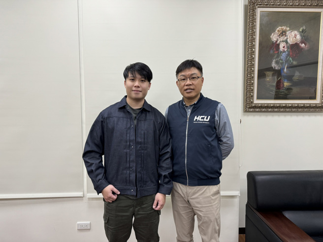 玄奘大学简绍琦校长(右)与毕业校友綦宗涵合影。(照片/玄奘大学提供)