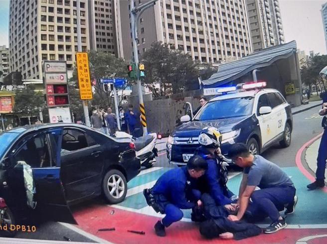 1名通緝犯拒絕攔檢，竟然還開車撞警方，造成2名員警受傷。（圖／翻攝照片）