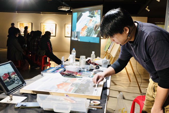 「活水-2023桃园国际水彩双年展」现场水彩创作示范。(照片/玄奘大学提供)