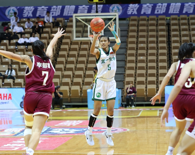 北一女中米靖恩（中）13分、14籃板、6助攻個人數據精彩。（高中體總提供）