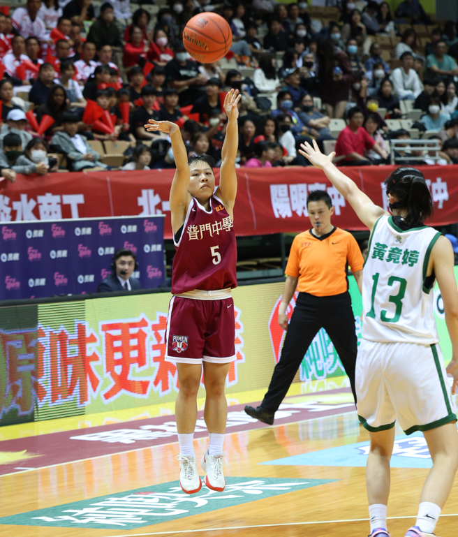 普門中學陳妤瑩（左）攻下15分。（高中體總提供）