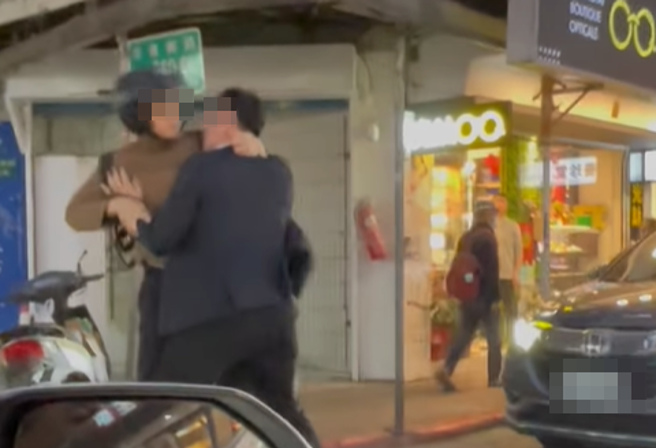 2男子昨(31)日下午5時50分許發生行車糾紛，2人從口角衝突演變成肢體衝突。（圖／翻攝自臉書爆廢1公社）