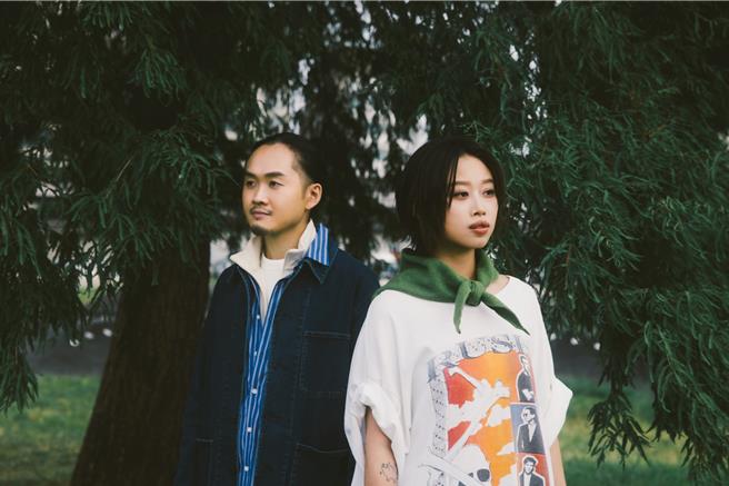 雙人組合「貝克小姐」秉恩（左）、筱卿近來推出首張全創作新專輯。（福茂唱片提供）