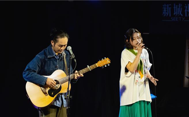 雙人組合「貝克小姐」秉恩（左）、筱卿近來推出首張全創作新專輯。（福茂唱片提供