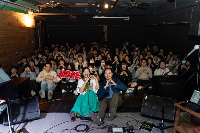 雙人組合「貝克小姐」秉恩（右）、筱卿近來推出新專輯，正忙舉辦北、中、南巡演。（福茂唱片提供）