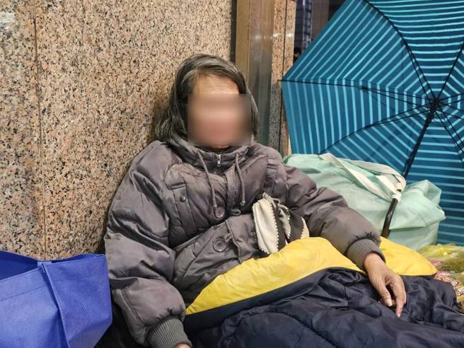 65岁女街友阿凤(化名)住在北车20年了。(游定刚拍摄)