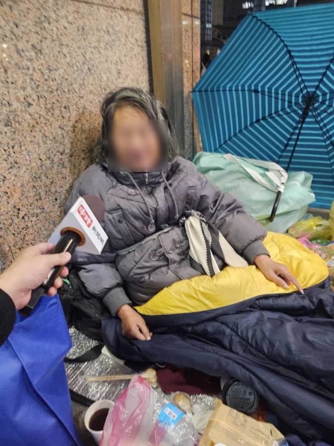 街友阿凤感嘆，「老了找工作没人要」。(游定刚拍摄)