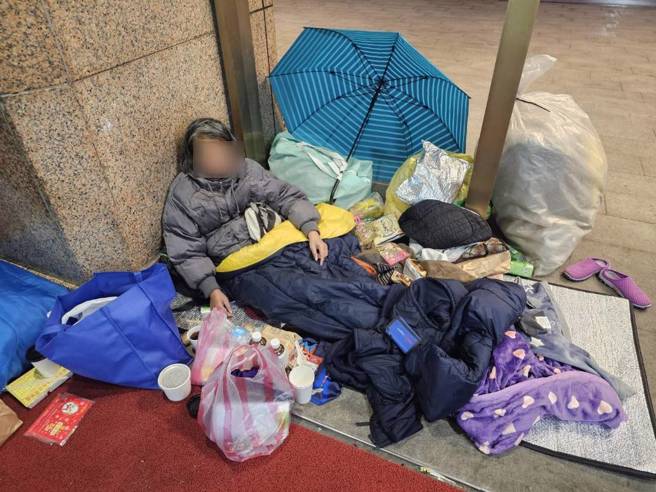 阿凤的家当很多，时常有善心人士送物资。(游定刚拍摄)