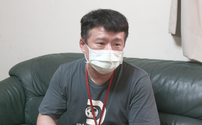 北市就业服务处万华台督导王椗煌分析街友求职状况。(王绍羽拍摄)