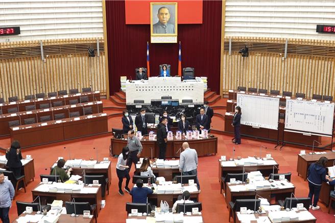 今天下午也完成113年各種委員會改選，各委員會採議員登記方式，如登記人數超出席次，採抽籤決定委員席次。（柯宗緯翻攝）