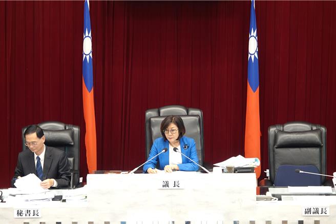 高市議會今（1）日順利審完總預算，議長康裕成敲槌審定歲入預算為1638億8173萬2千元。（柯宗緯翻攝）