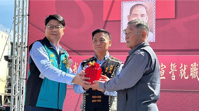 大武代理乡长赵世崇（右）今天就任。（蔡旻妤摄）