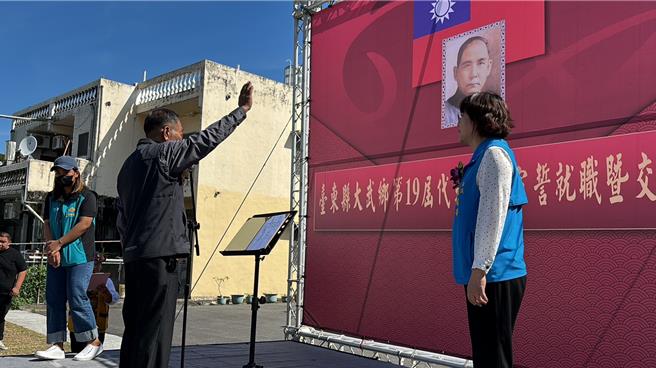 大武代理乡长赵世崇（左）今天就任。（蔡旻妤摄）