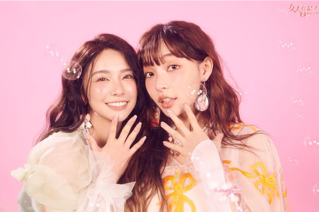 雅涵（左）與林襄（右）拍攝《玩美研究室》2月號。（TVBS提供）