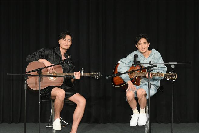 吳秉宸（左）和黃禮豐在首映會自彈自唱。（三立提供）