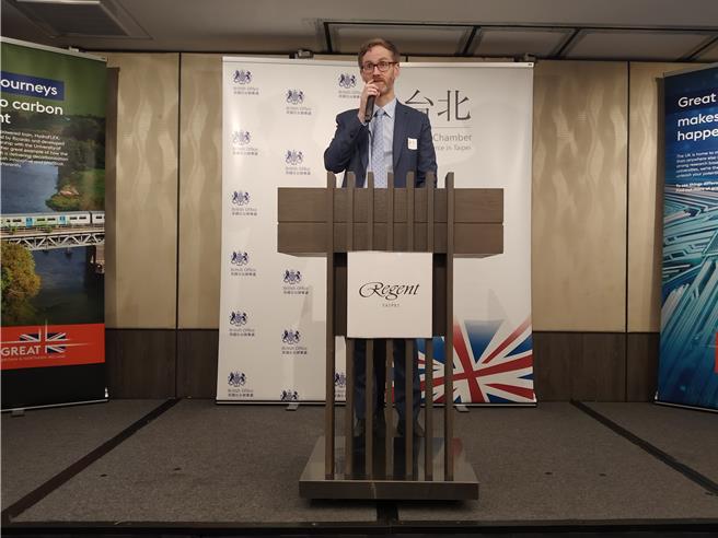 英國在台辦事處代理代表嚴濤暮，1日公布最新年度英國企業調查。（英國在台辦事處提供）