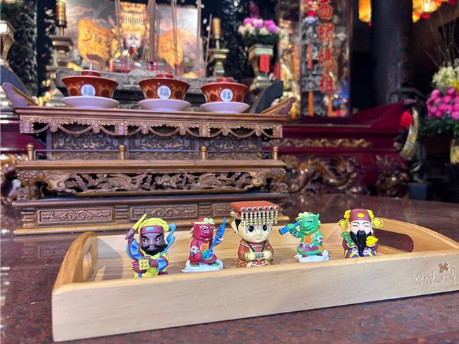 雲林縣西螺福興宮為迎龍年，推出以太平媽、千里眼與順風耳將軍、文財神與武財神為主題的扭蛋公仔，1日舉行發表會，希望藉由扭蛋公仔，陪伴大家龍年神氣十足、平安發大財。（西螺福興宮提供／張朝欣雲林傳真）