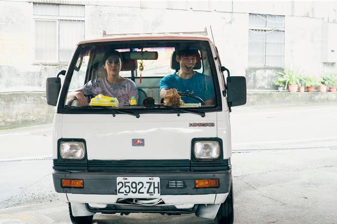 刘品言（左）和林柏宏在电影《莎莉》中饰演农村姐弟。（伯乐影业提供）