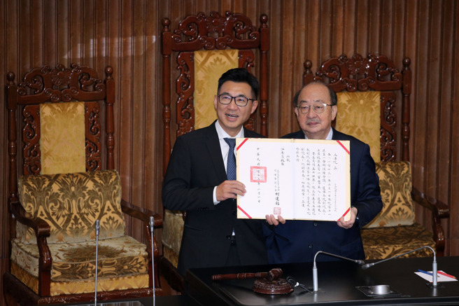 立法院第11届立委1日报到宣誓就职，国民党的江启臣（左）经过两轮投票后当选副院长，江启臣上主席台，从主席、民进党立委柯建铭（右）手中接过当选证书。（黄世麒摄）