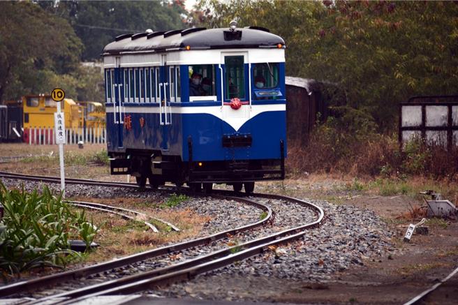停驶45年的台糖新营糖铁，将于2月3日通车復驶，由首次装上引擎的胜利号，当天上午9时发出首班车，从中兴站到火烧店站，经急水溪桥、果毅后旗站等，至终点站可前往参观吴晋准音乐纪念馆。(台糖提供)